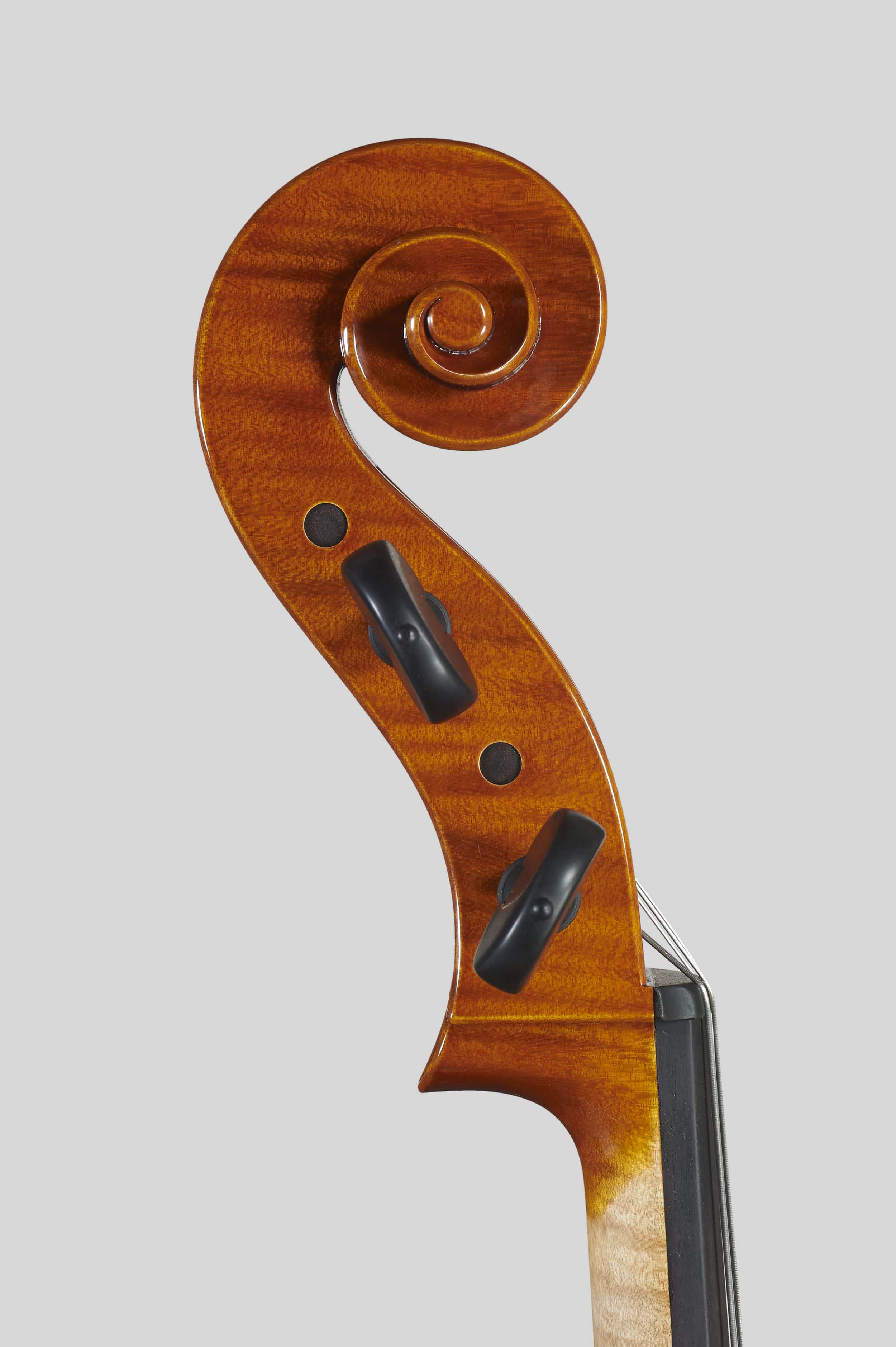 Anno 2012 – Violoncello modello stile A. Stradivari “forma B” - “Mara” 1711 - Testa sinistra